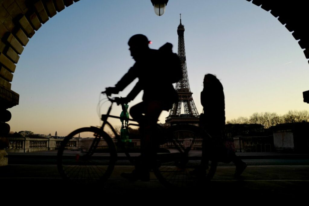 4 000 pour mettre la voiture à la casse et acheter un vélo : ce qui est vrai.