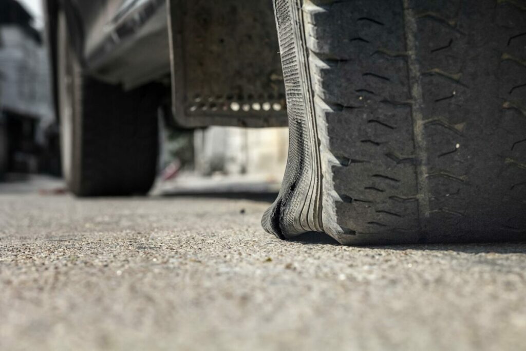 À Bologne, ils ont coupé des pneus de voiture pour sauver l'environnement