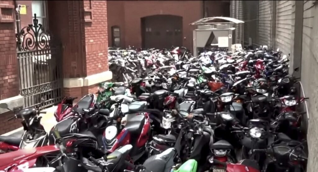A New York ils confisquent 250 motos mais ils ne savent pas où les mettre