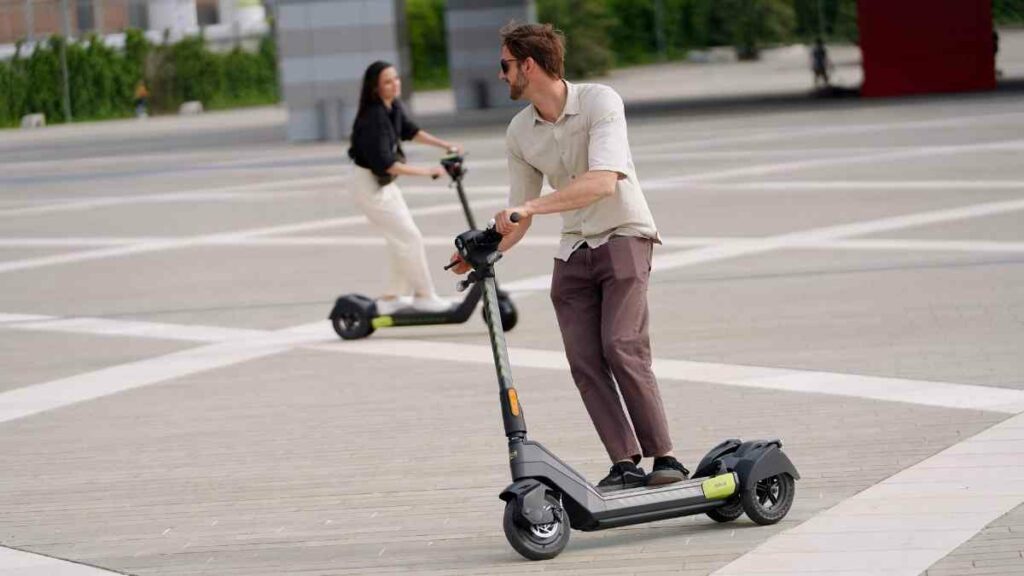 Askoll Scoo3 : premier contact avec le scooter 3 roues en location