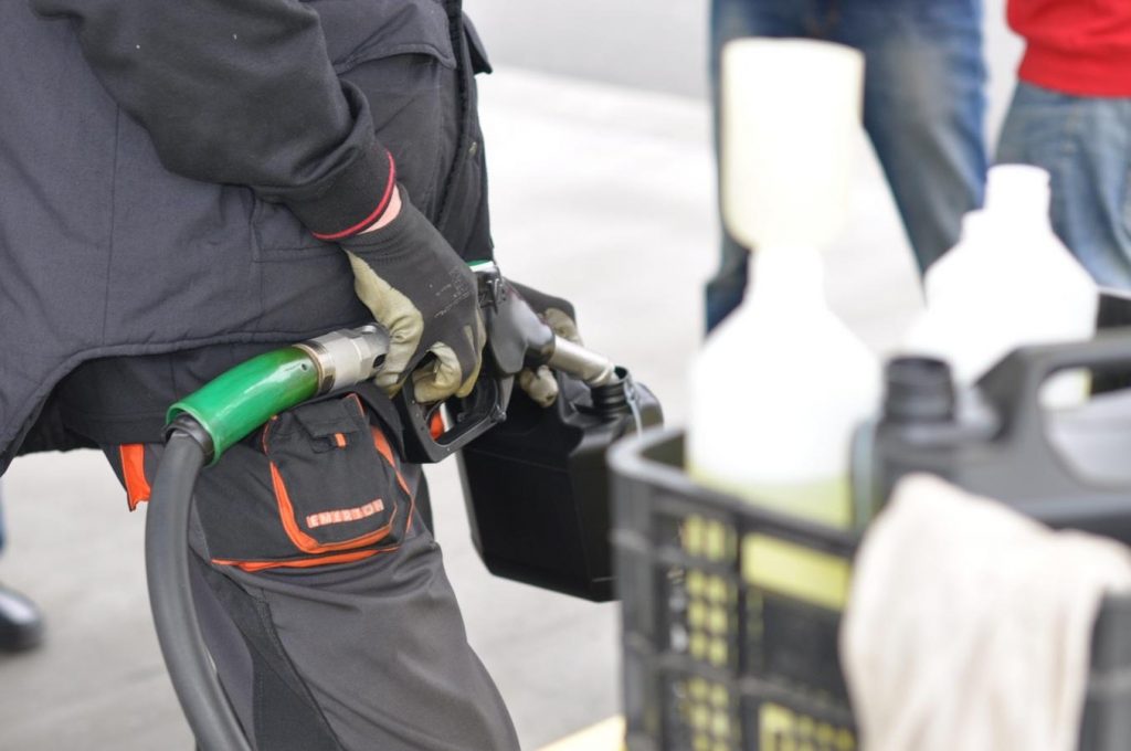 Carburant cher : 2 euros/litre pour l'essence, le diesel dépasse 1,9 euros/litre