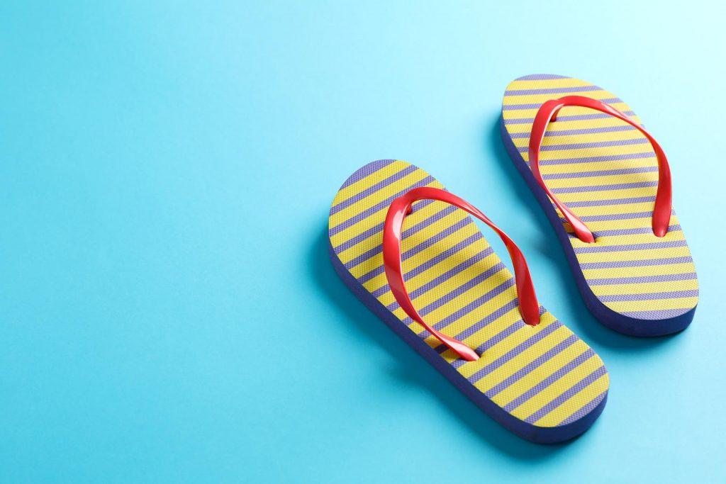 Conduire en chaussons ou en tongs est possible : c'est ce que dit la loi.
