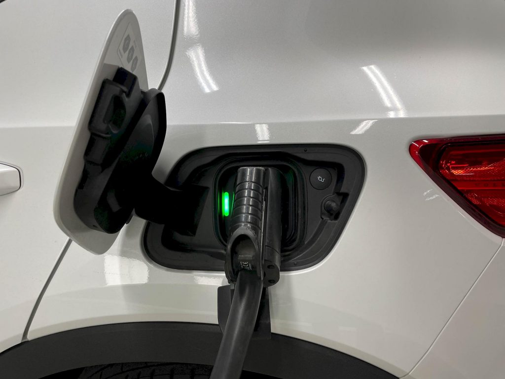 Des scientifiques découvrent des moyens de recharger les batteries des voitures électriques à 90 % en 10 minutes