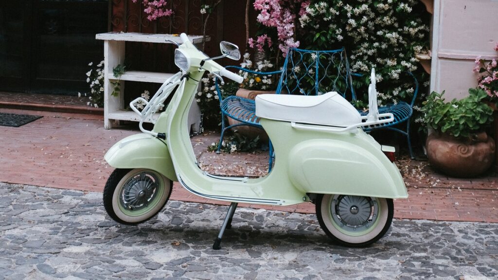 Garage Italia Customs Vespa 50 Special-e : l'icône entièrement électrique dédiée à Giovannino Agnelli
