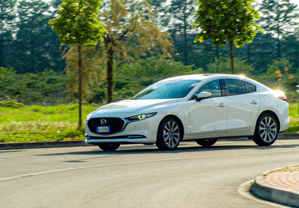 L'examen approfondi de la Mazda 3 Sedan avec essai routier