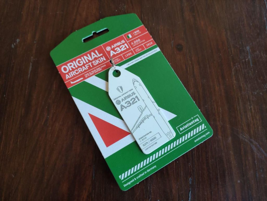L'examen de l'Aviationtag, les plaques de métal fabriquées à partir de pièces de véritables avions de ligne de toutes les compagnies les plus connues.