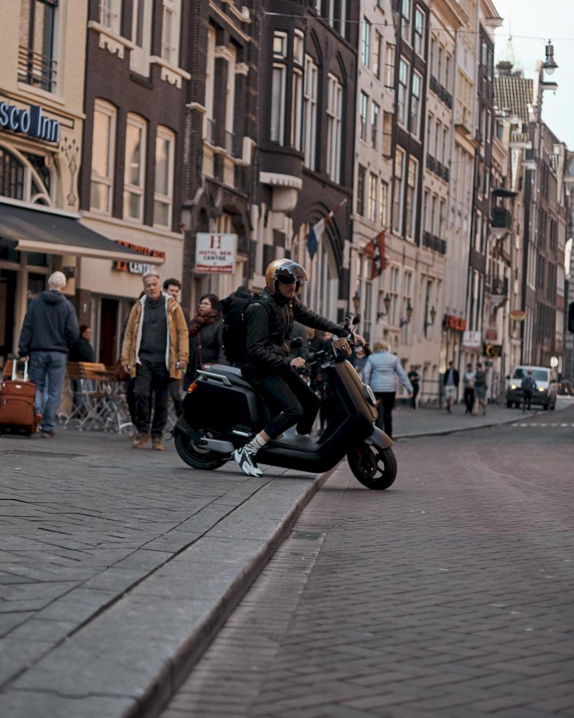 Niu NQi est le scooter électrique qui défie le trafic urbain