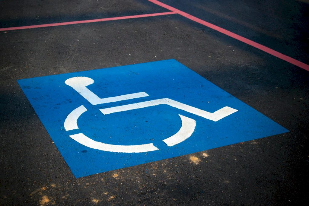 Non civilisé averti: les amendes pour non stationnement sur des sièges handicapés sont encore plus élevées