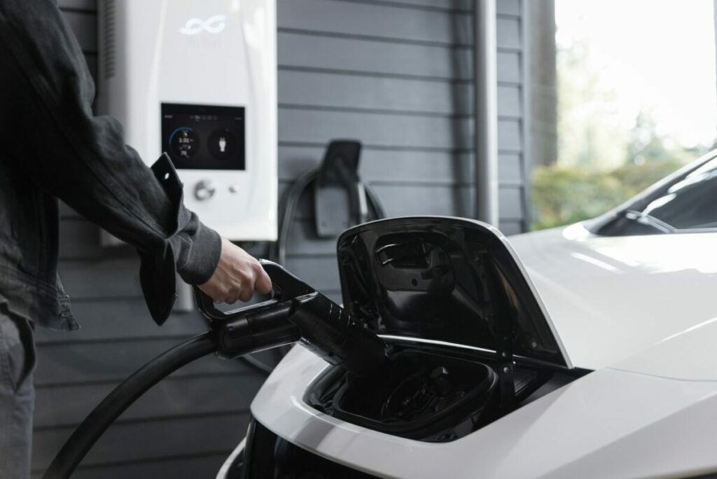 Pourquoi le prix des voitures électriques ne baisse pas mais augmente ?