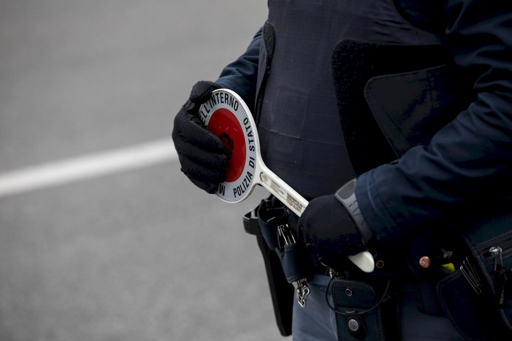 Arrêté à contresens, ivre, armé, sans permis sur une voiture volée.