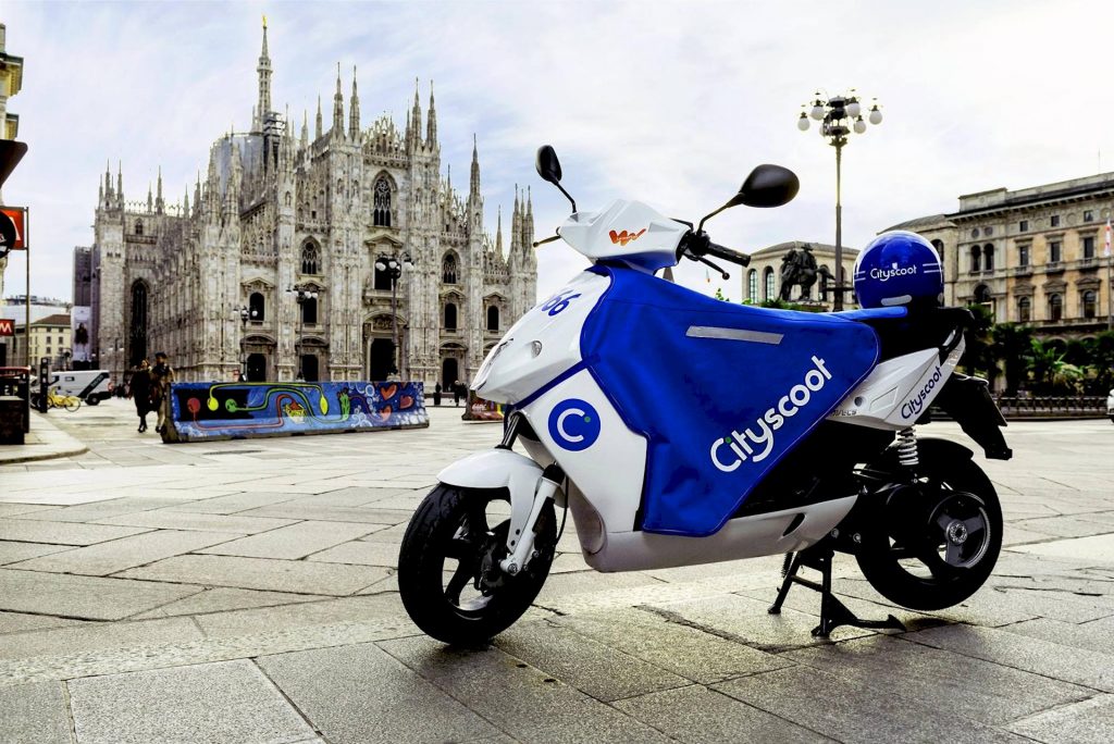 À Milan, il y a une alarme pour le vol de batteries de scooters partagés
