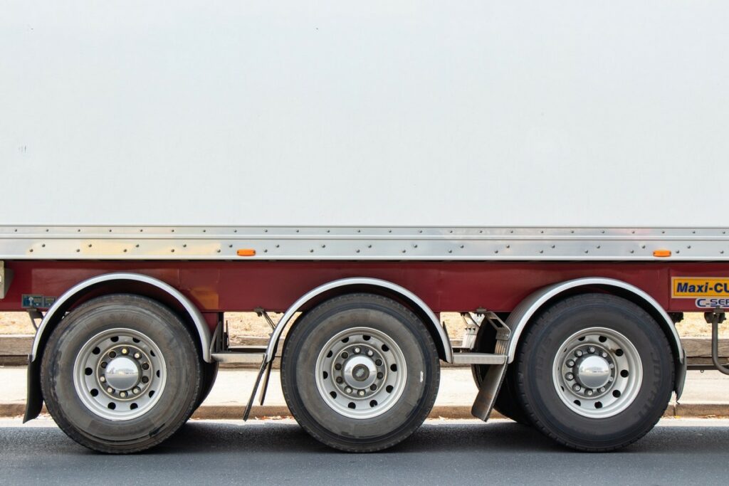 Camions aux pneus usés : quels risques ?