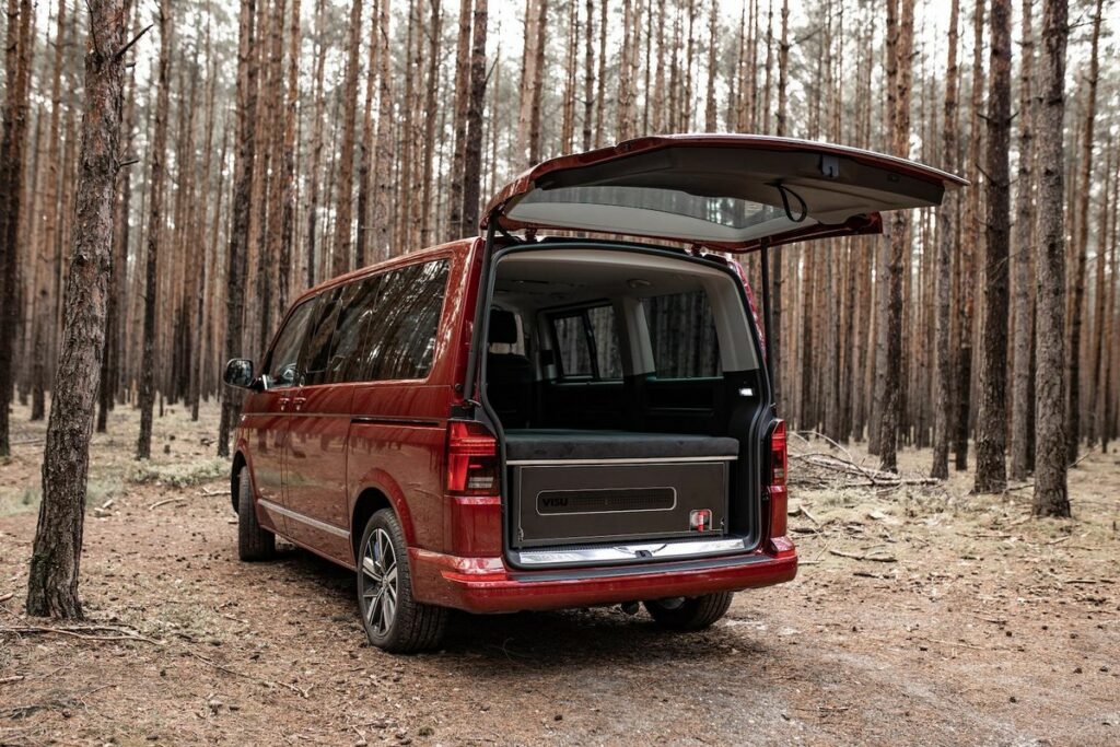 Comment transformer le Volkswagen T7 Multivan en camping-car polyvalent