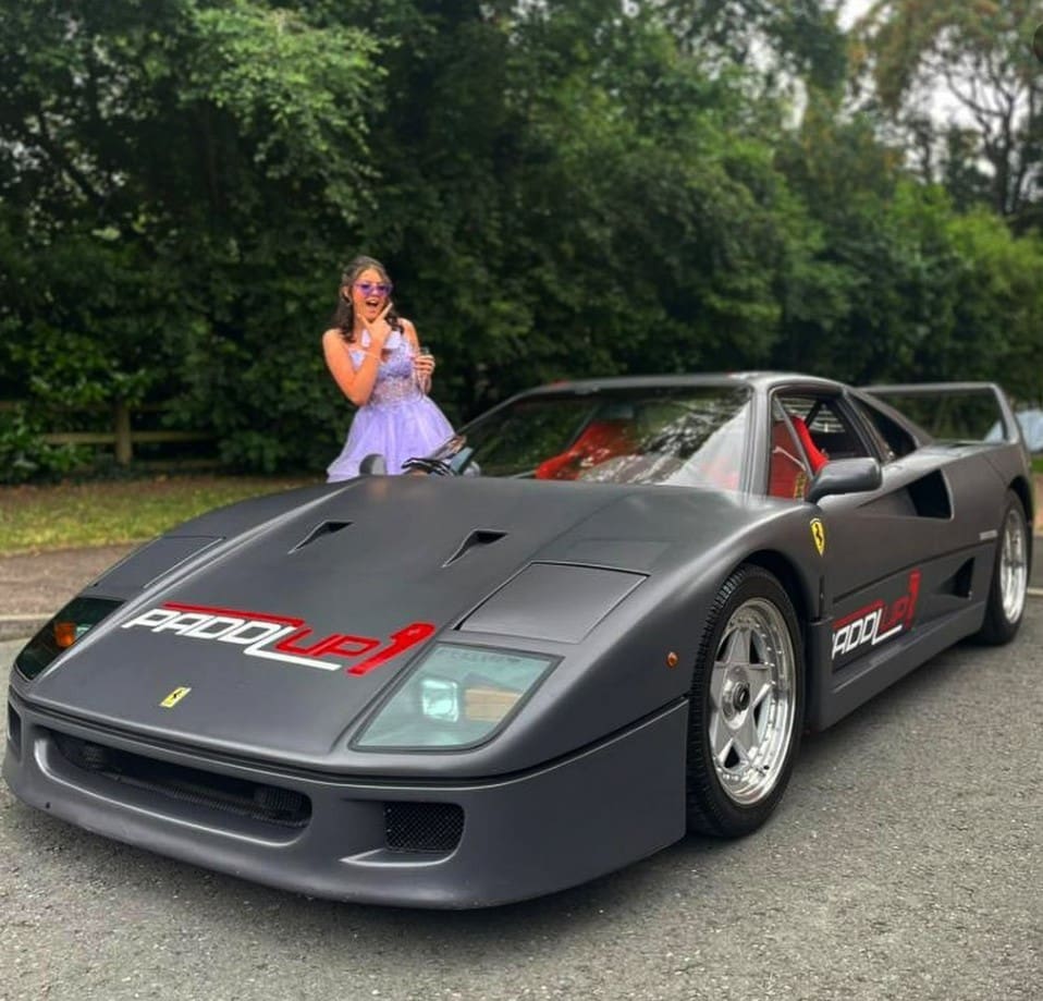 Il reçoit une Ferrari F40 en cadeau mais la refuse pour une Limousine