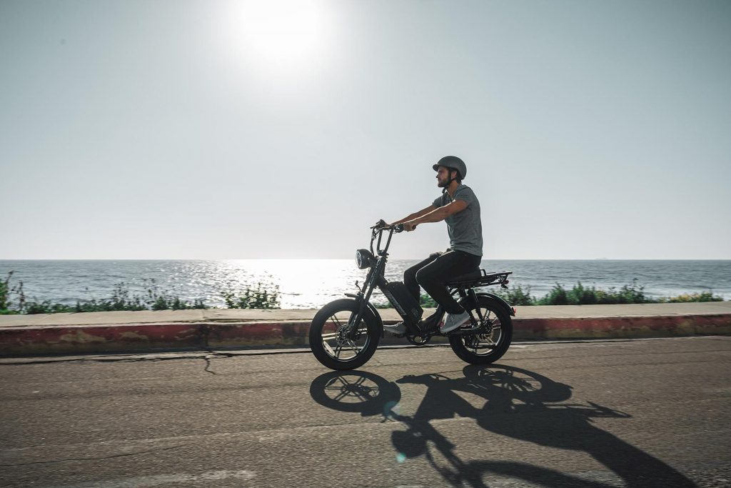 Juiced Scorpion est un scooter électrique qui rappelle le Califfone