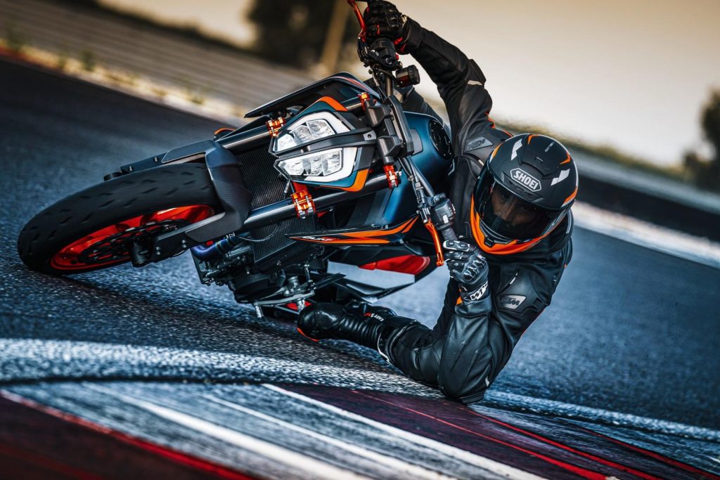 KTM 890 Duke R 2022 : puissant 121 ch nu et couleur MotoGP