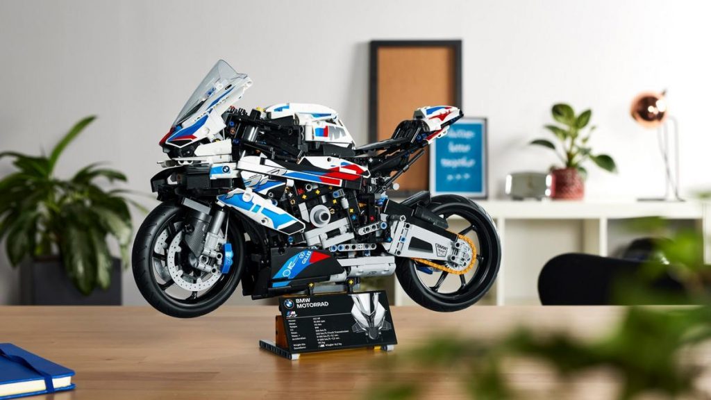 Lego Technic BMW M 1000 RR : faites chauffer les moteurs au Lego Store Milano San Babila