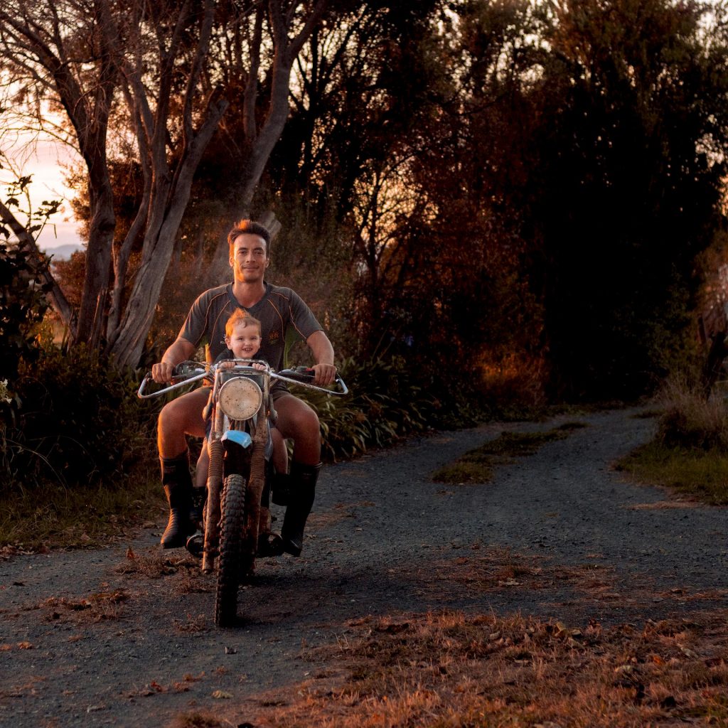 Puis-je amener un enfant à moto ?
