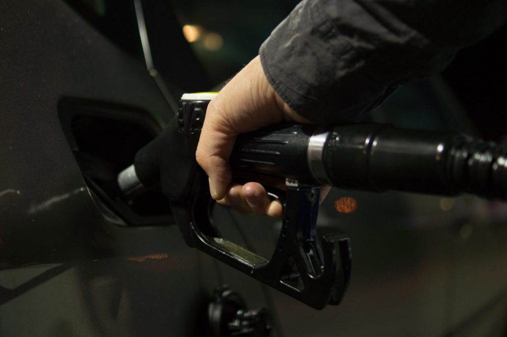 Spéculation carburant : pétrole -15% mais essence seulement -1,4%