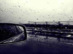 conduite en toute sécurité sous la pluie d'été