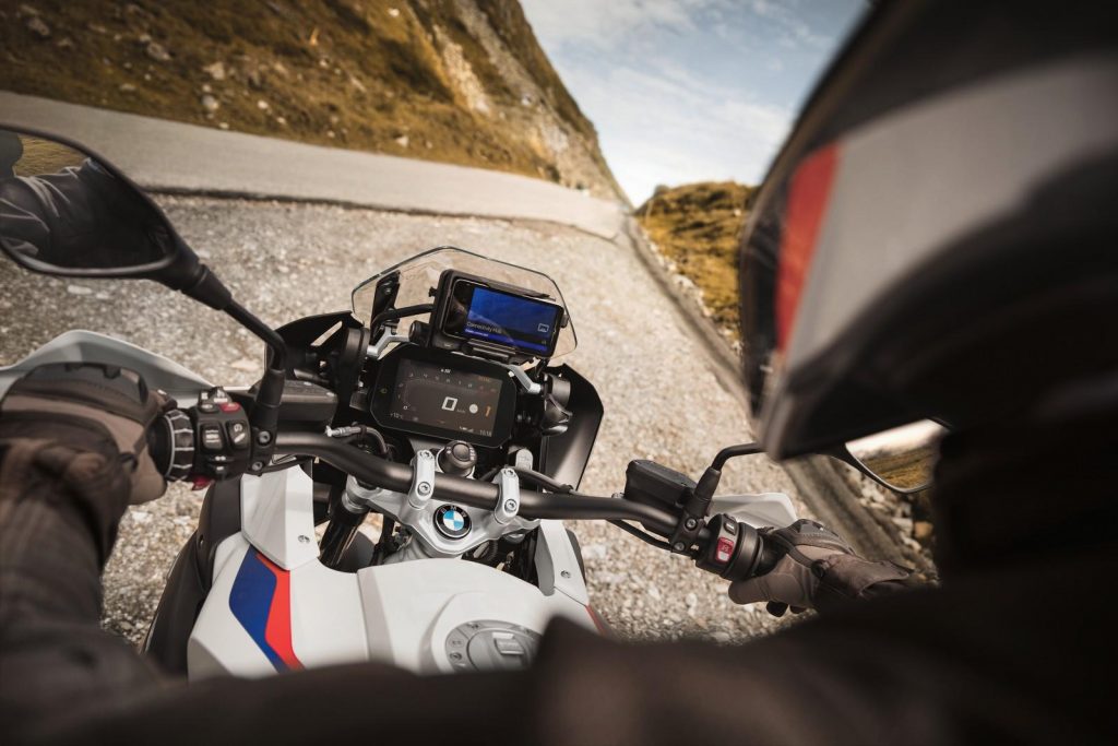 BMW Motorrad ConnectedRide Cradle : prise en charge de l'utilisation du smartphone comme navigateur satellite