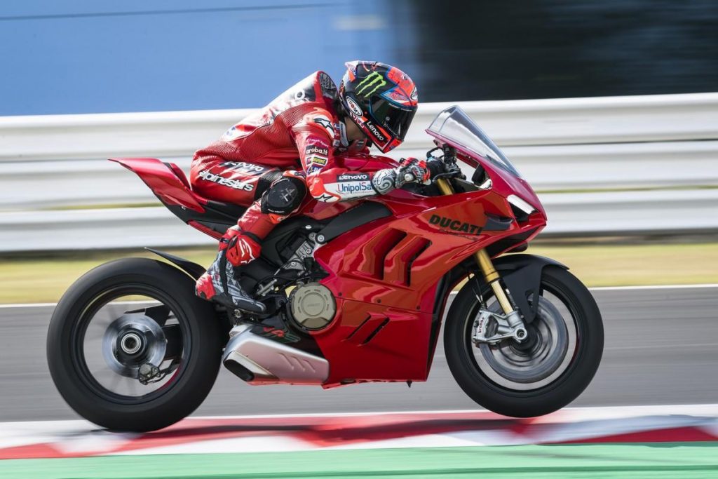 Ducati Panigale V4 2022 : encore plus performante, encore plus rapide
