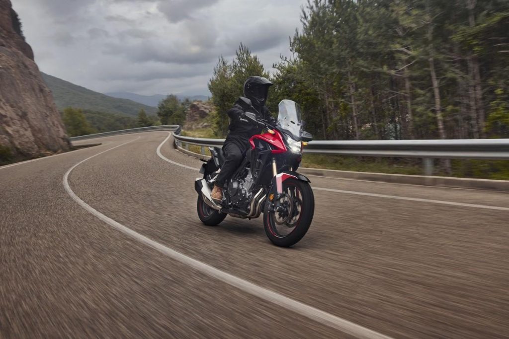 Honda CB500X 2022 : la moto d'aventure agile, fiable et surtout très amusante