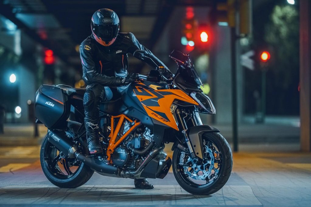 KTM 1290 Super Duke GT 2022 : 175 ch Sport Tourer pour les longs trajets en couple