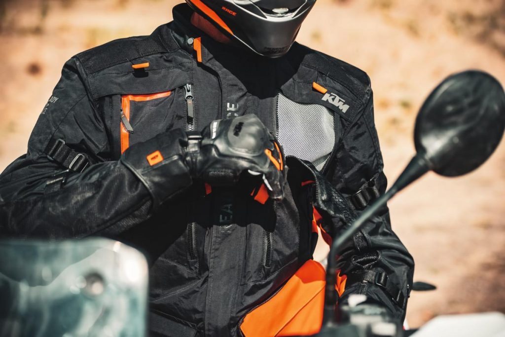KTM Terra Adventure 2021 : la nouvelle ligne de vêtements moto