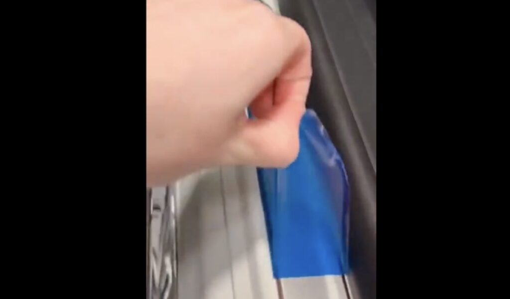 La satisfaction d'enlever l'autocollant mais le reste... est à refaire !