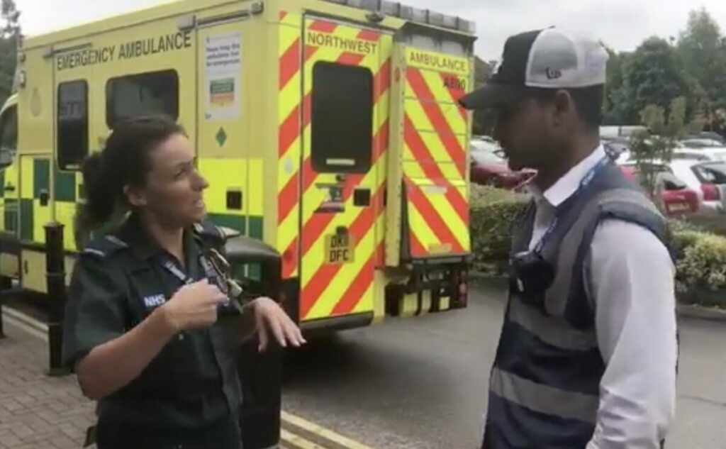 L'agent de la circulation qui veut mettre une amende à l'ambulance en service.