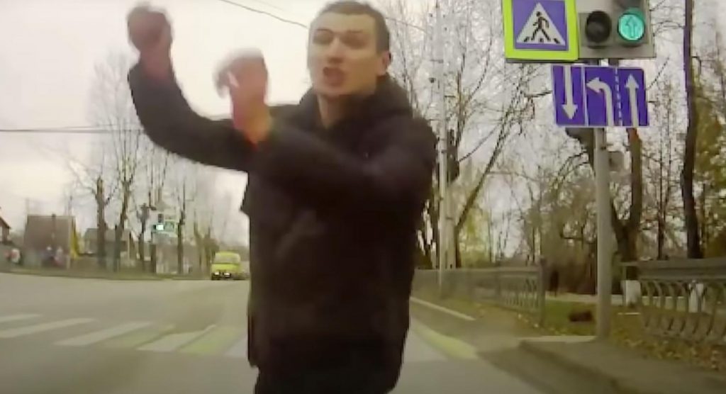 L'arnaque du piéton qui prétend avoir été écrasé sur les bandes : comment ça marche et comment se défendre