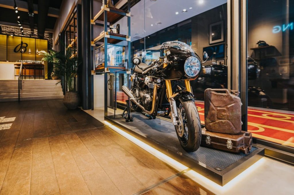 Triumph Breitling 2022 : la nouvelle montre en édition limitée et la moto customisée