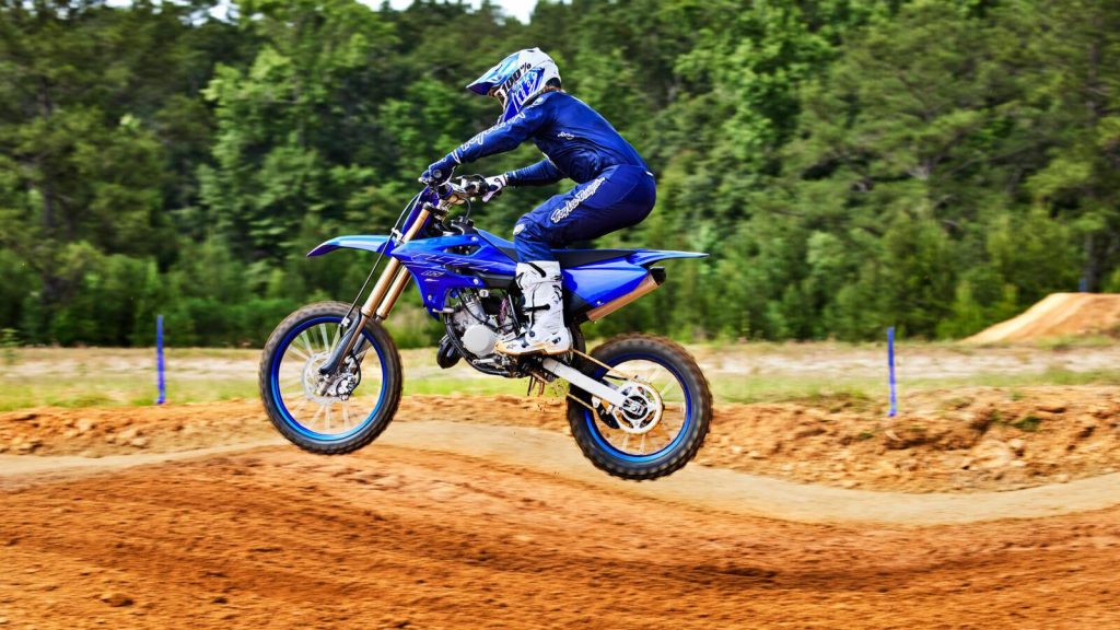 Yamaha YZ85 2022 : légère, agile, rapide et fiable