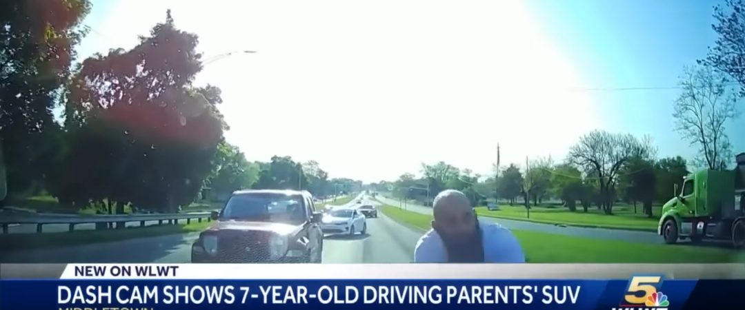 A 7 ans, il conduit la voiture de ses parents et sème la panique pendant que la dashcam enregistre tout.