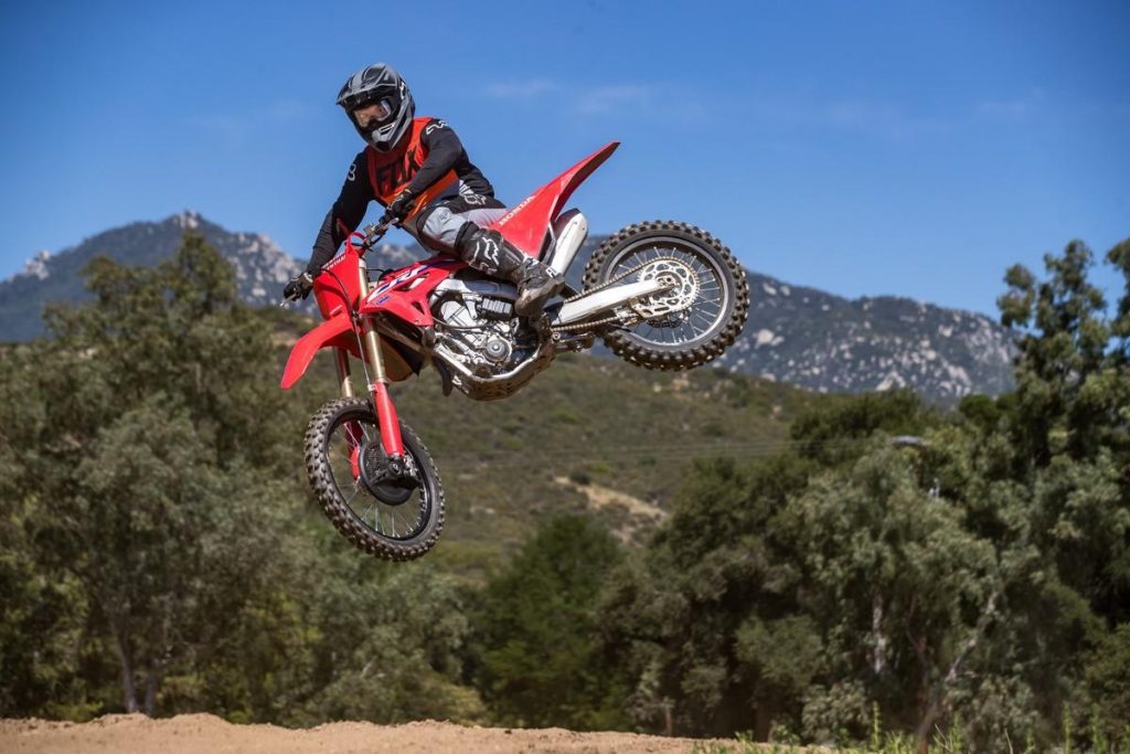 Honda CRF450R 2022 : la moto cross synonyme d'équilibre et d'agilité