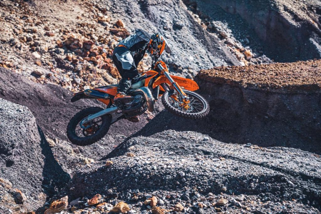 KTM EXC 2022 pour prendre le terrain, courir et gagner