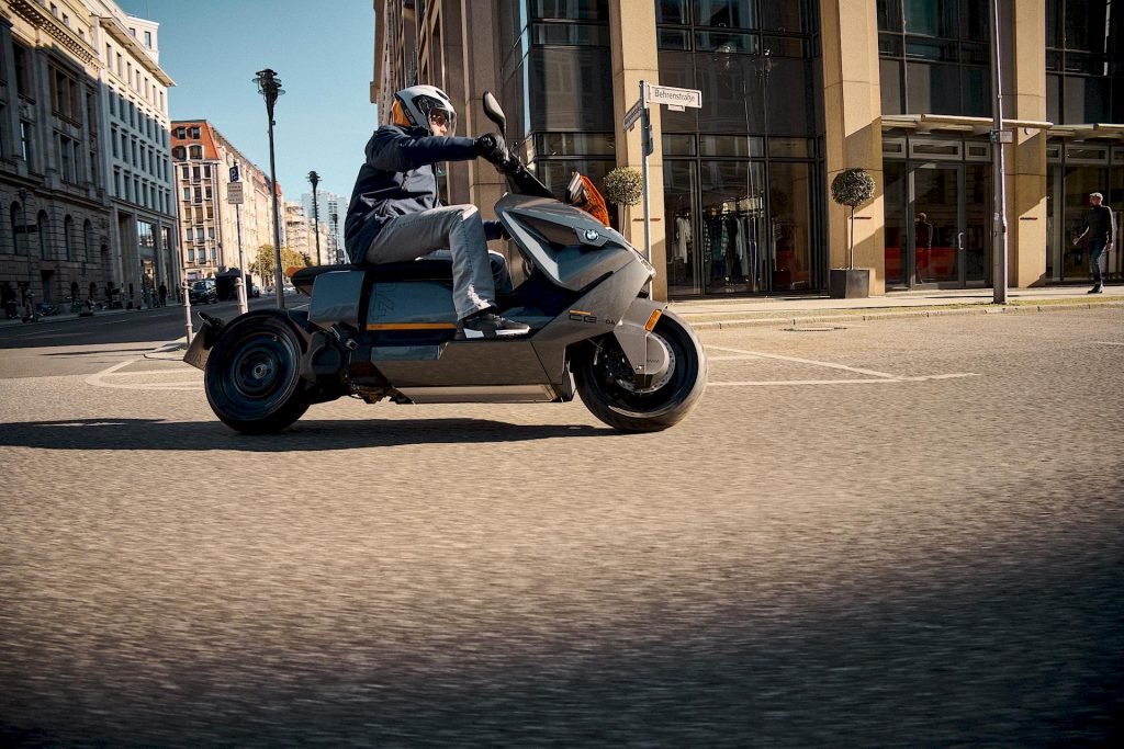 Le scooter électrique futuriste BMW CE 04 est en route et promet efficacité et plaisir de conduite
