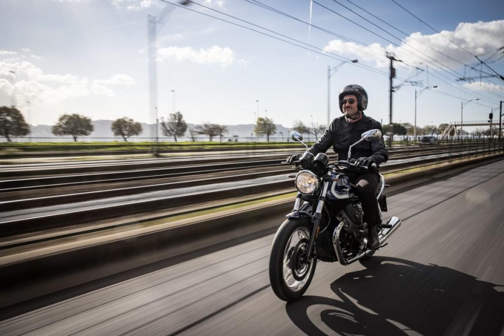 Moto Guzzi V7 2021 : de nombreuses nouvelles fonctionnalités et des performances exceptionnelles grâce au moteur de 850 cm3