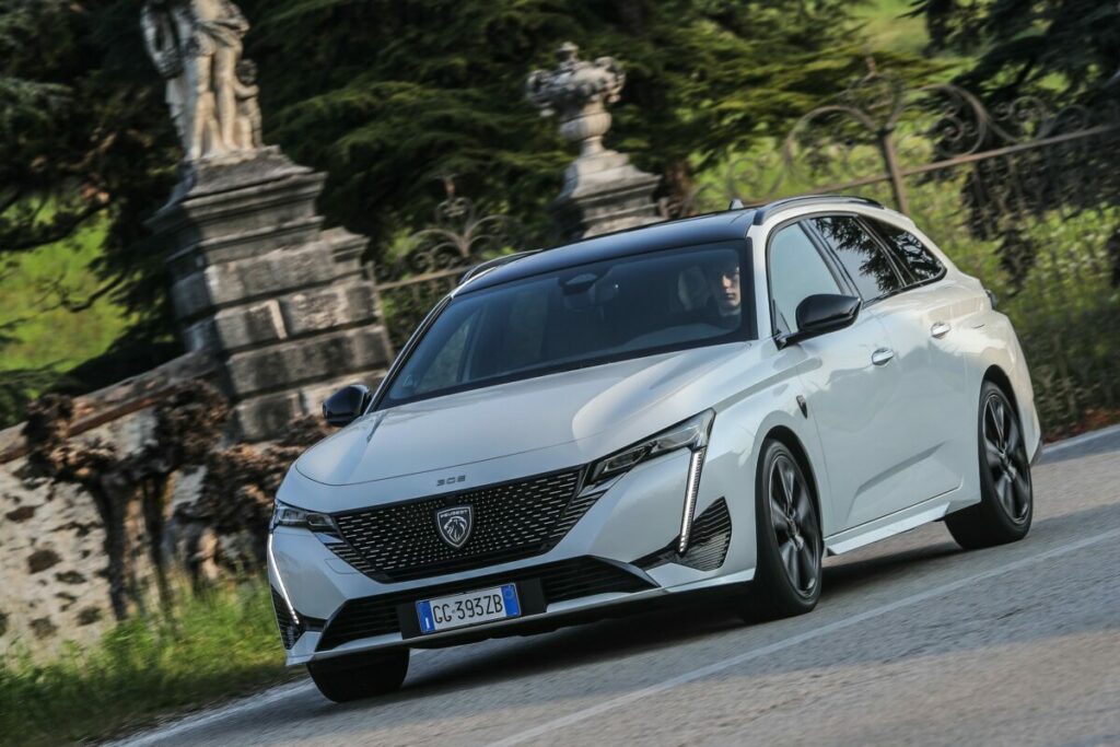 Nouvelle Peugeot 308 SW à motorisation hybride rechargeable