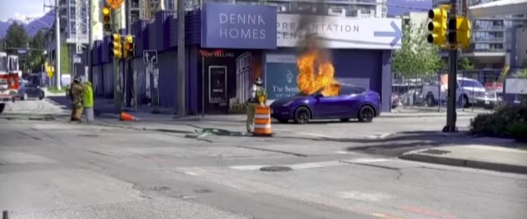 Pris au piège dans une Tesla Model Y, il doit casser la vitre pour échapper au feu