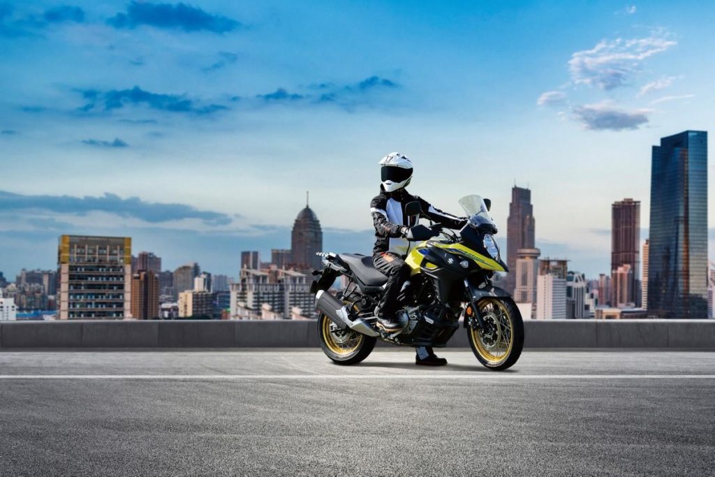 Suzuki V-STROM 650 2021 est le grand classique du voyage et de la ville