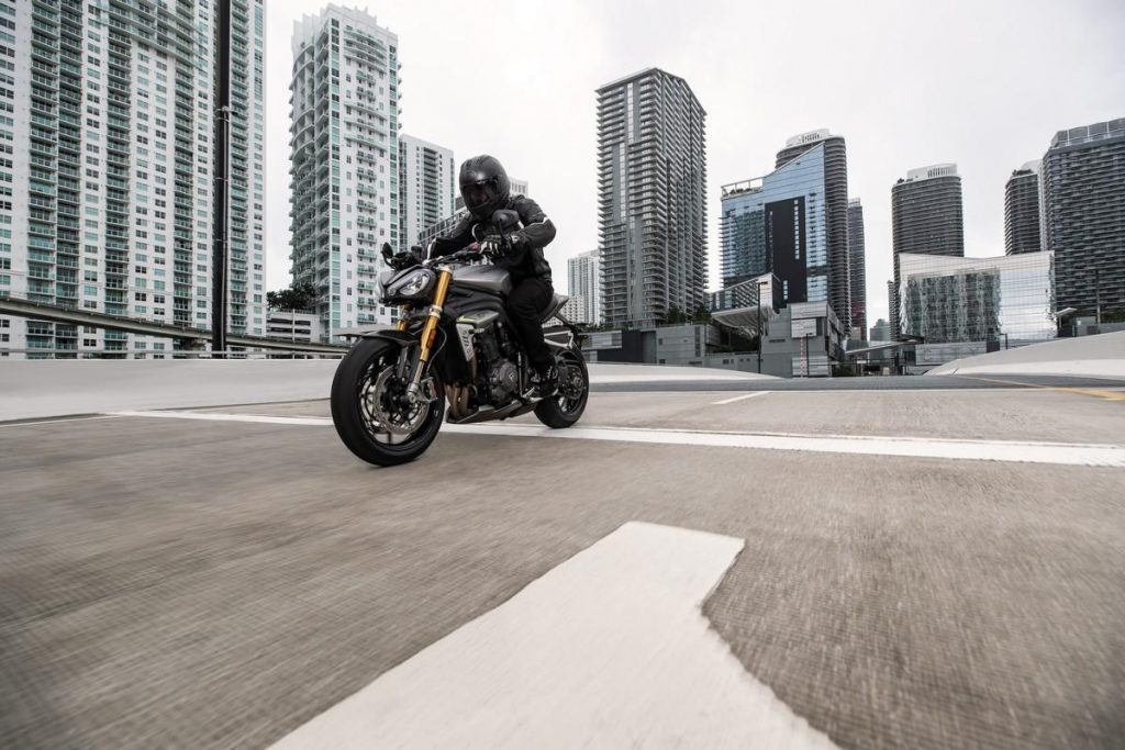 Triumph Speed ​​Triple 1200 RS 2021 : encore plus agile, précise et compacte