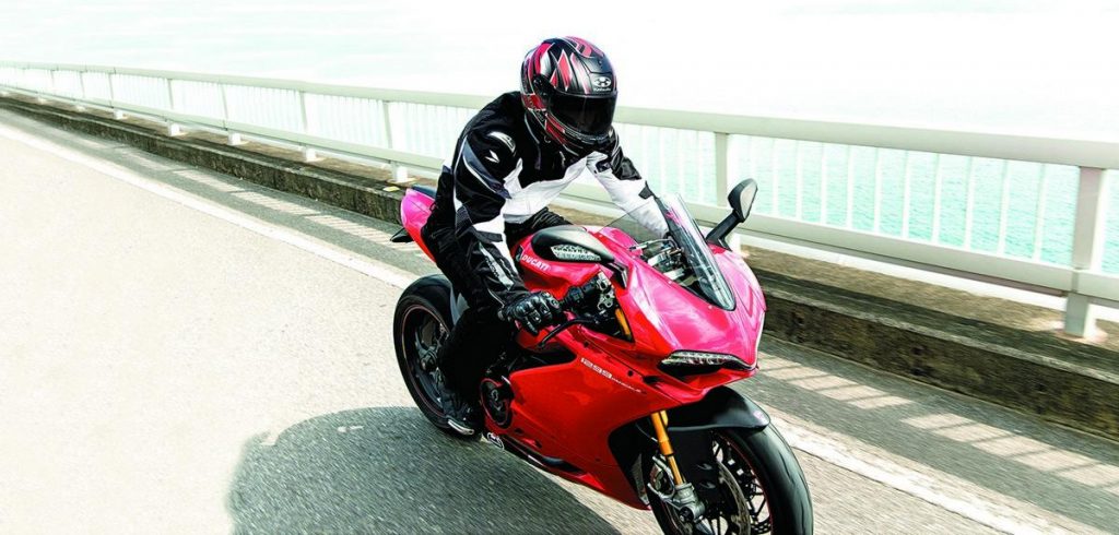Casque de moto Kabuto RT33 parfait pour le monde de la course