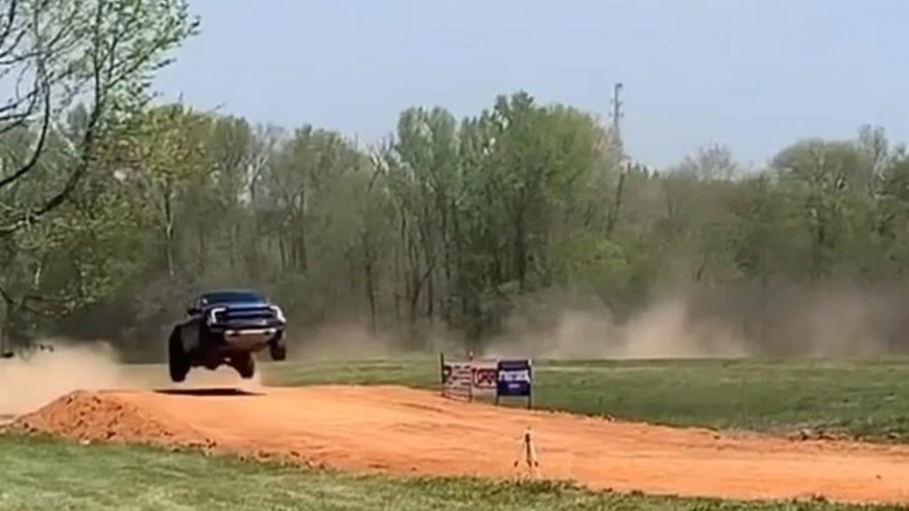 Il saute sur un Ford F-150 Raptor et se casse une vertèbre
