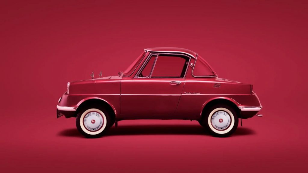 La Mazda R360 Coupé, la première voiture de la société japonaise, est arrivée d'Hiroshima