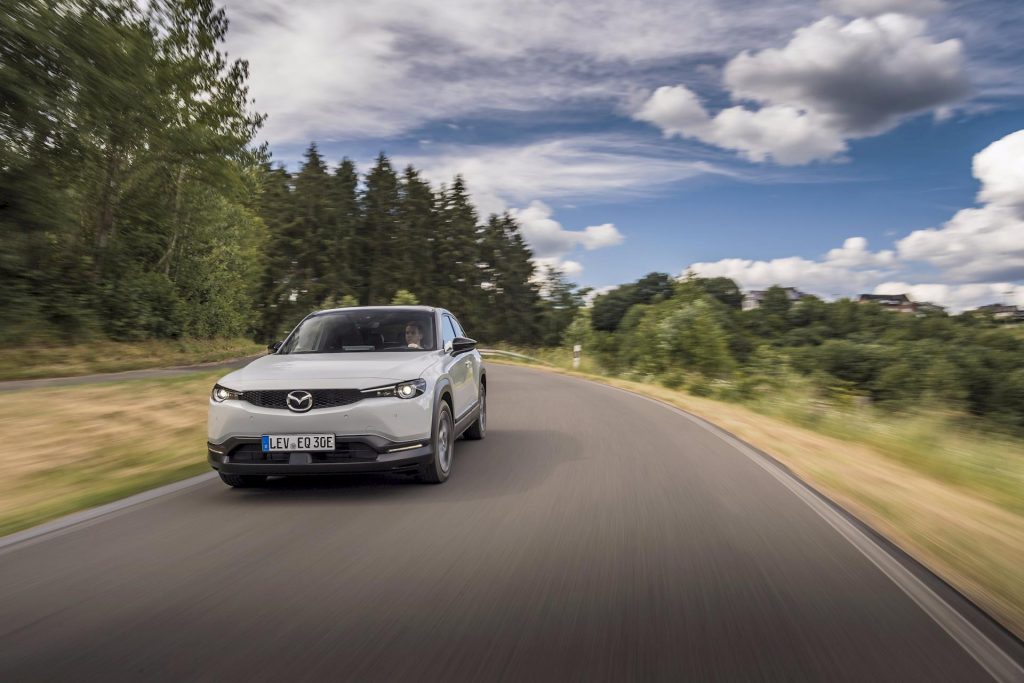 La nouvelle Mazda MX-30 2022 se recharge plus rapidement et bénéficie d'incitatifs gouvernementaux.