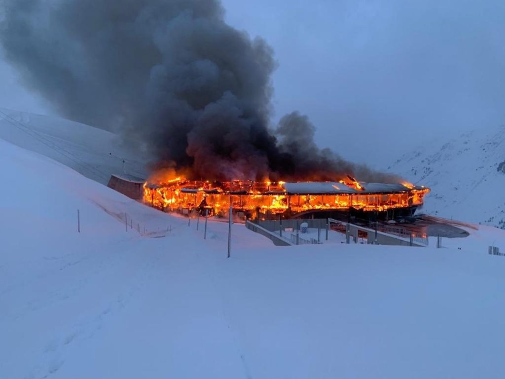 La vidéo de l'incendie qui a détruit le Top Mountain Crosspoint Museum en Autriche