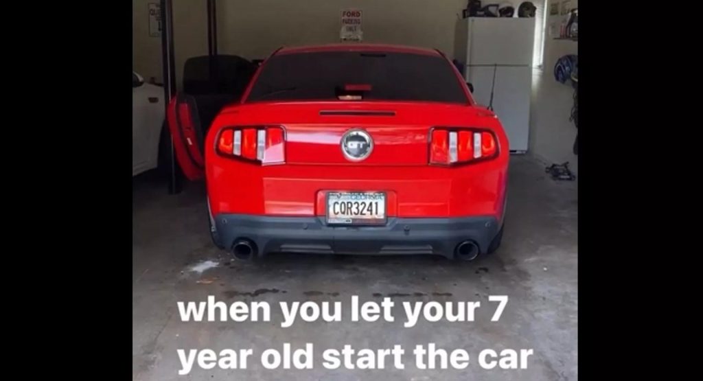 Laisse son fils de 7 ans essayer la Mustang et semer la pagaille !