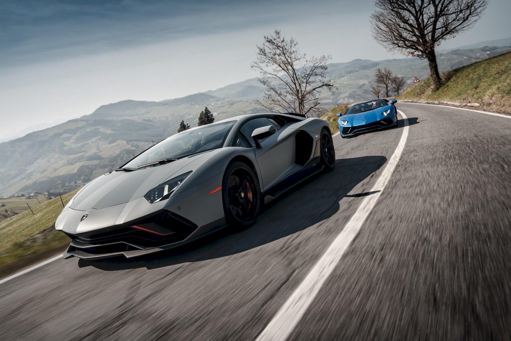 Lamborghini Aventador Ultimae, le dernier V12 entre l'Émilie et les Marches